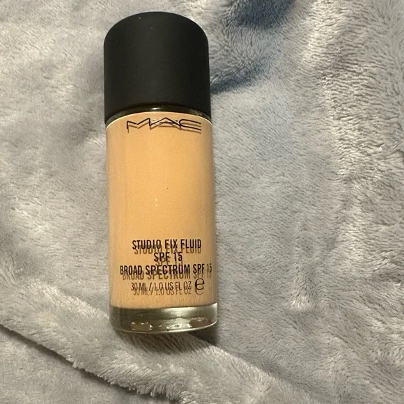 MAC Studio Fix Fluid SPF 15 Foundation NW15 - Picture 3 of 7